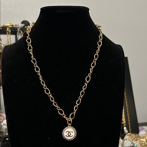Chic Gold Necklace with Iconic Pendant